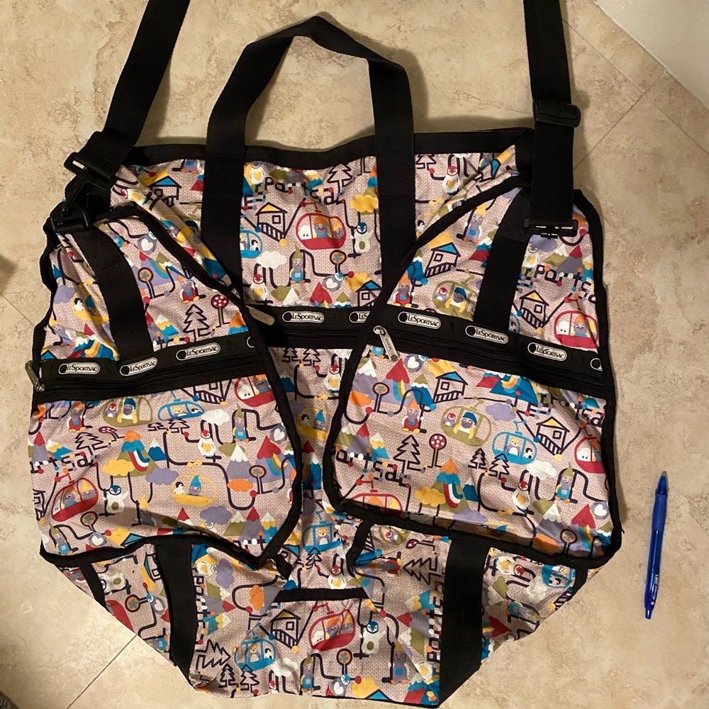 Barely used Mint Condition Lesportsac Weekenderbag